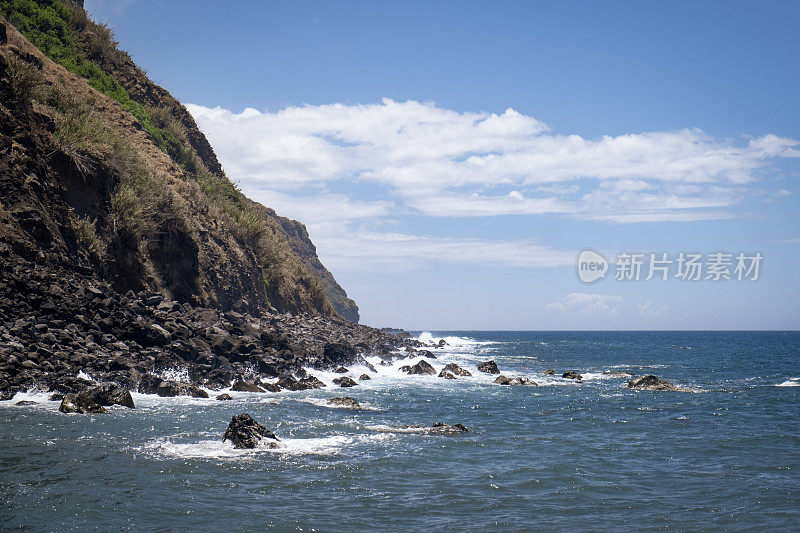 海浪袭击了马德拉岛南部海岸的Jardim do Mar大道